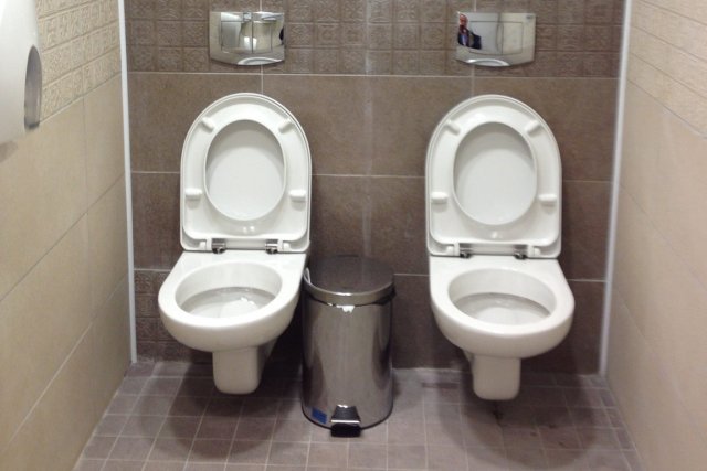 Les toilettes du Centre de biathlon de Sotchi.... (Photo AP)